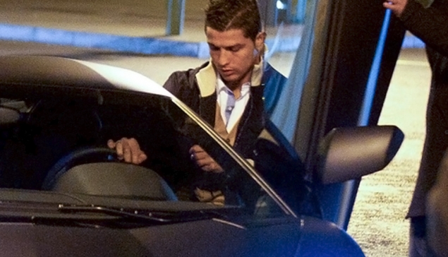 Cristiano Ronaldo sorprendido dando las gracias a un aparcacoches