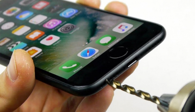 Un vecino de Ciñera consigue recuperar el puerto para auriculares del iPhone 7