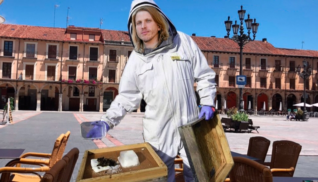 Sorprenden al líder de Podemos en Castilla y León soltando abejas en la Plaza Mayor