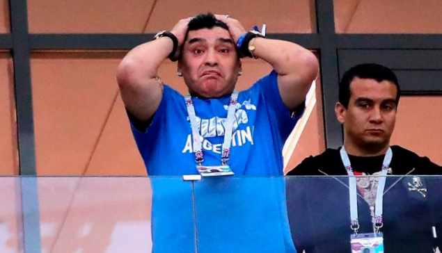 Evacúan a Maradona de un palco en el Mundial de Rusia tras una indigestión de morcilla