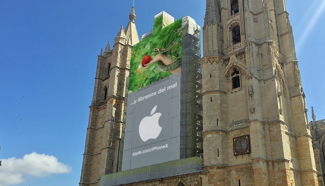 Apple anuncia el iPhoneX en el andamio de la fachada oeste de la catedral