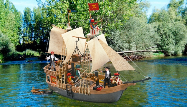 Dos niños leoneses descienden el río Esla en el barco pirata de Playmobil
